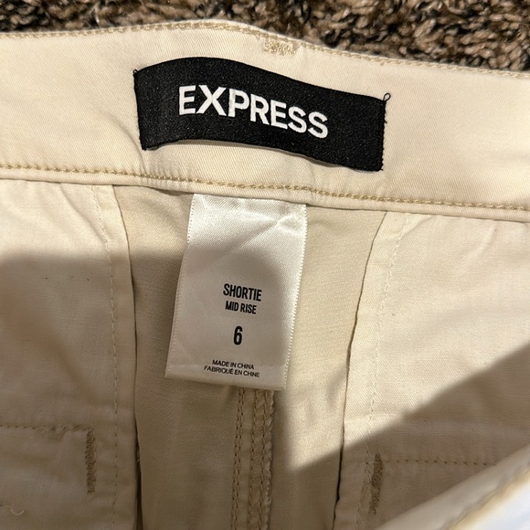 Express Shorts - Picture 2 of 3